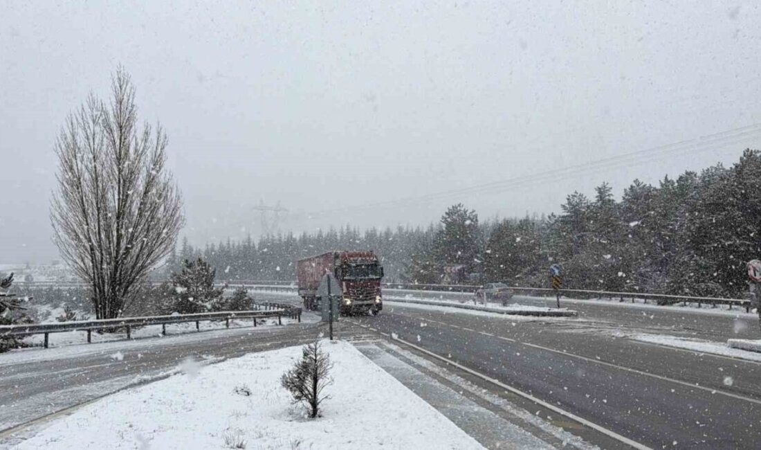 Meteorolojinin uyarıları sonrası Afyonkarahisar’da başlayan kar yağışı kentin yüksek rakımlı