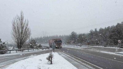 Meteorolojinin uyarıları sonrası Afyonkarahisar’da başlayan kar yağışı kentin yüksek rakımlı