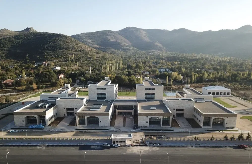 Afyonkarahisar İl Emniyet Müdürlüğü ekipleri, uyuşturucu ile mücadele ve aranan