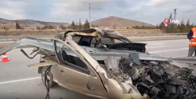 Afyonkarahisar'da önce bariyerlere ardından beton direğe çarpan otomobilin hurdaya döndüğü