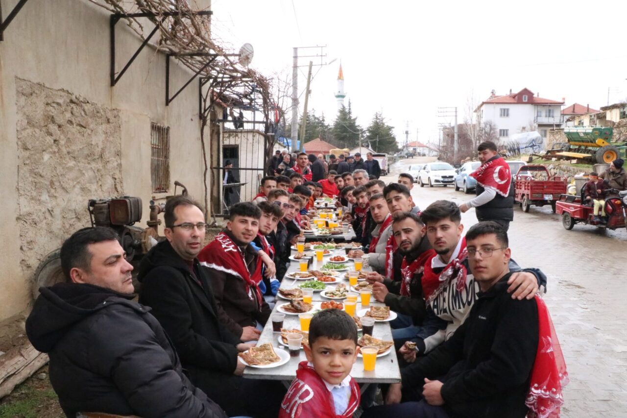 AFYONKARAHİSAR (AA) – Afyonkarahisar'ın Sandıklı ilçesi Akharım beldesinde askere gidecekler,