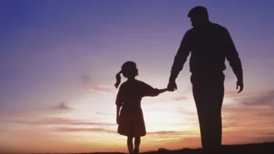 “Bir adım öne gel” akımını denerken babasının en geride kaldığını