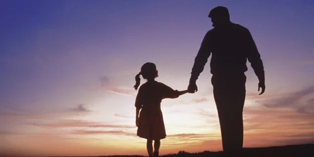 “Bir adım öne gel” akımını denerken babasının en geride kaldığını