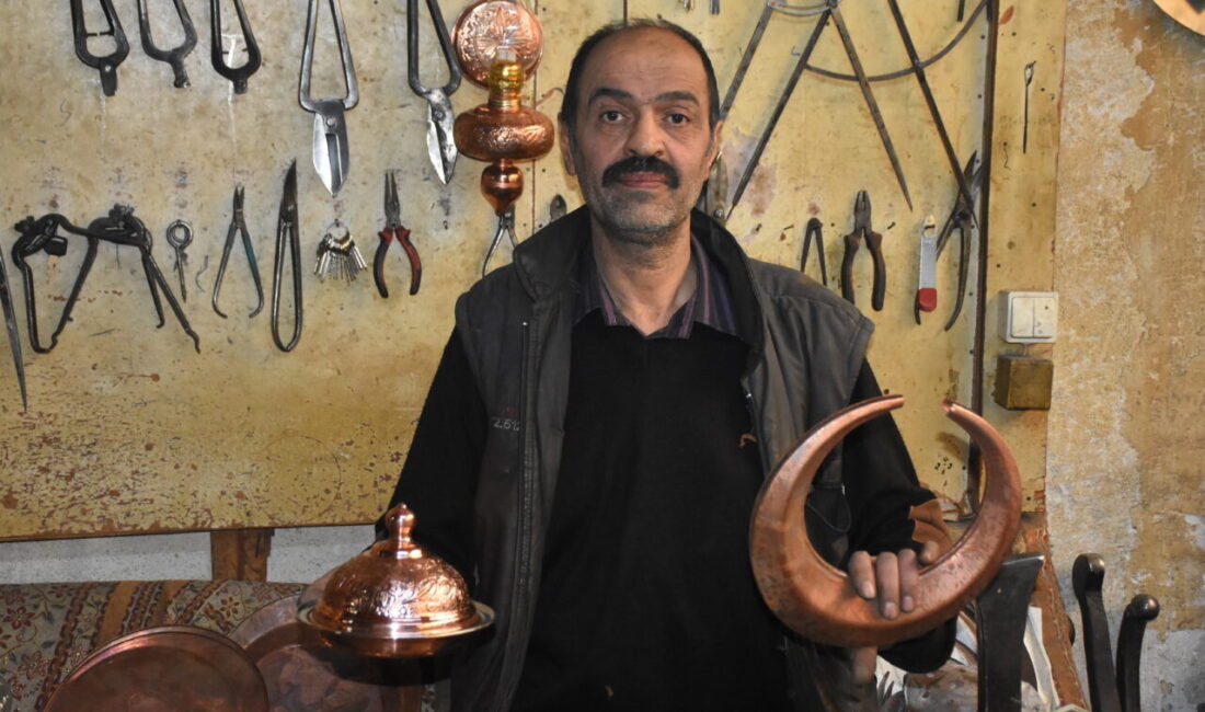 - Afyonkarahisar'ın Sandıklı ilçesinde 50 yıldır kardeşi ile çalışan bakır