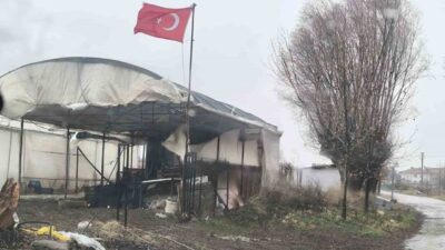 Afyonkarahisar’da bir şahıs fırtınadan dolayı aracının üzerine saksı düşmesi sonrası