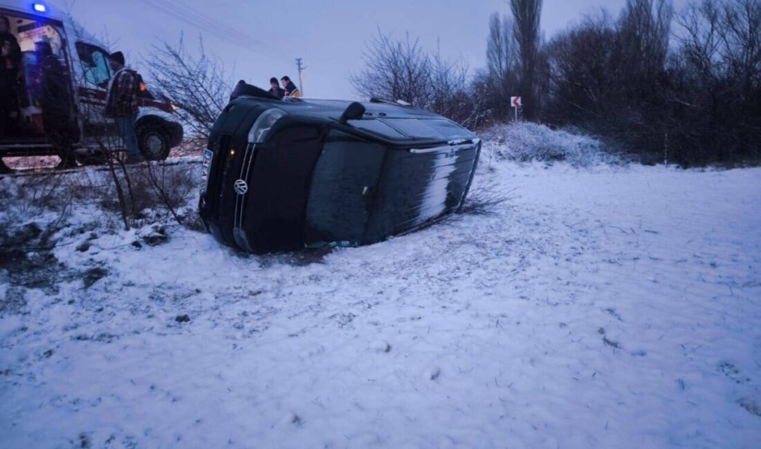 Afyonkarahisar’da yağan kar sonrası buzlanan yolda kayan minibüsün şarampole devrilmesi