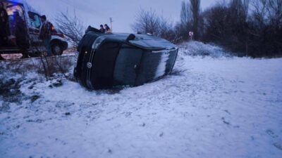 Afyonkarahisar’da yağan kar sonrası buzlanan yolda kayan minibüsün şarampole devrilmesi