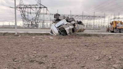 Afyonkarahisar’da yaklaşık 25 ton mandalina yüklü tırın kontrolden çıkarak devrilmesi