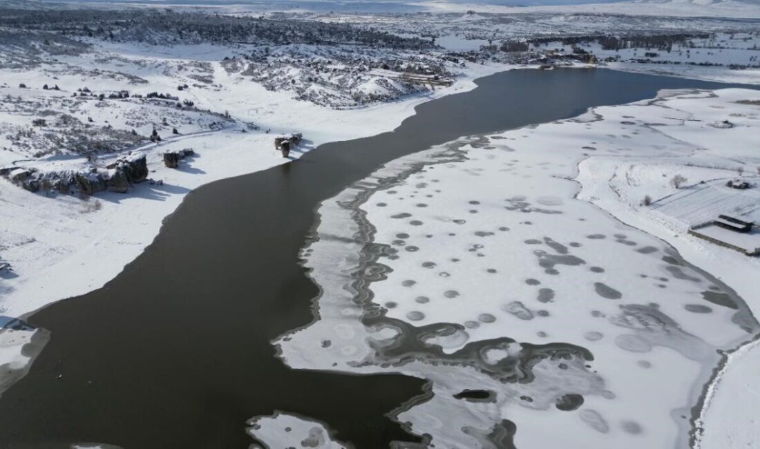 Hava sıcaklıklarının sıfır derecelerin altına düştüğü Afyonkarahisar’da donan Emre Gölü