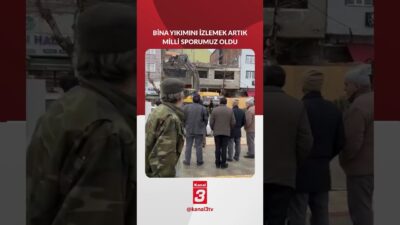 Amasya’da bir binanın yıkım çalışması, çevrede toplanan çok sayıda vatandaşın