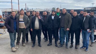 Pazar alanını baştan sona gezen Emrah Tunç, tüm esnafla tokalaşarak,