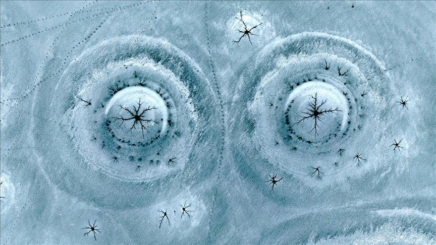 Kayseri'nin Develi ilçesindeki Gümüşören Barajı'nda, soğuk havanın etkisiyle oluşan ve