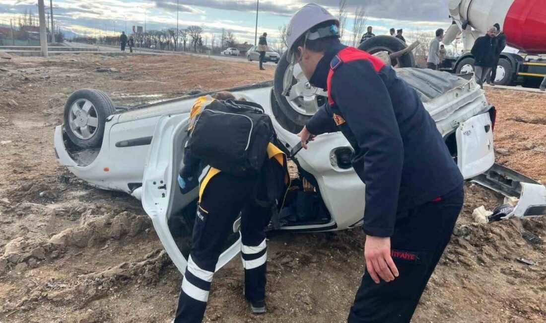 Afyonkarahisar’ın meydana gelen trafik kazasında, direksiyon hakimiyetini kaybeden otomobil takla