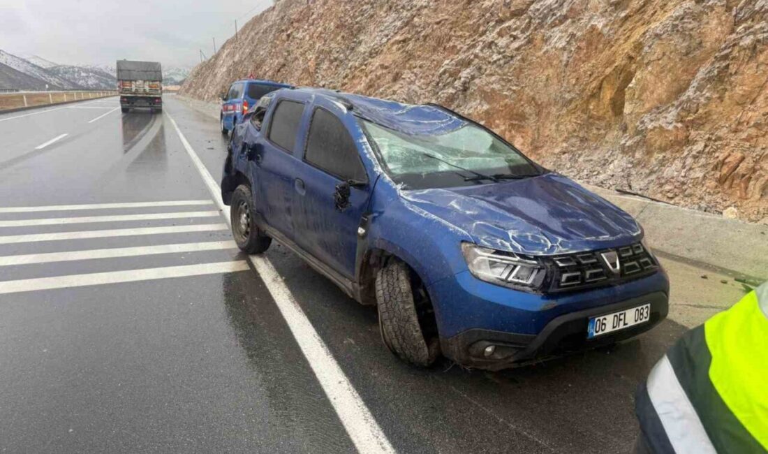 Afyonkarahisar’da kontrolden çıkarak yol kenarındaki refüje devrilip metrelerce sürüklenen otomobilin