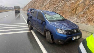 Afyonkarahisar’da kontrolden çıkarak yol kenarındaki refüje devrilip metrelerce sürüklenen otomobilin