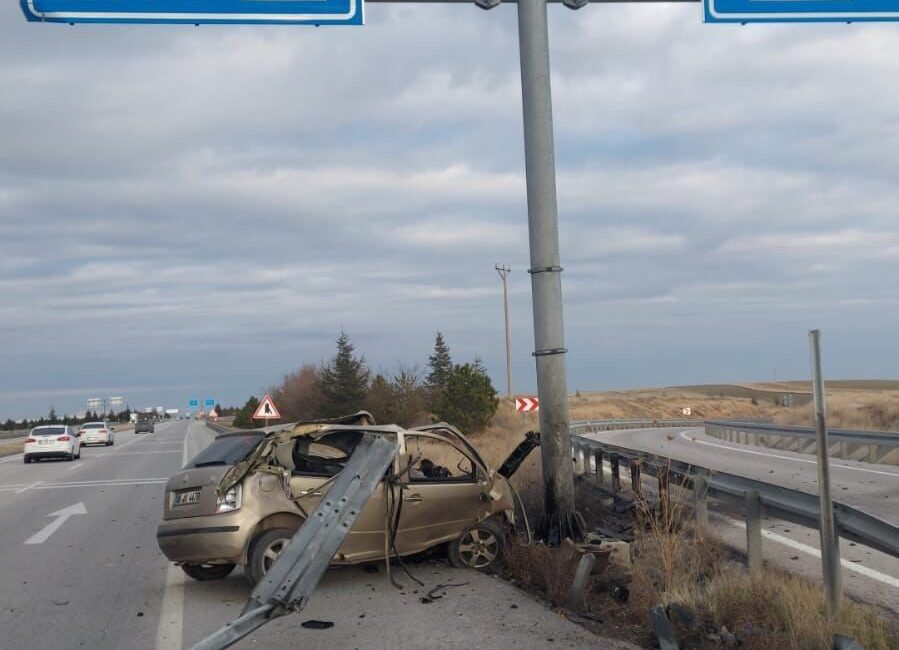 Afyonkarahisar’da önce bariyerlere ardından beton direğe çarpan otomobilin hurdaya döndüğü