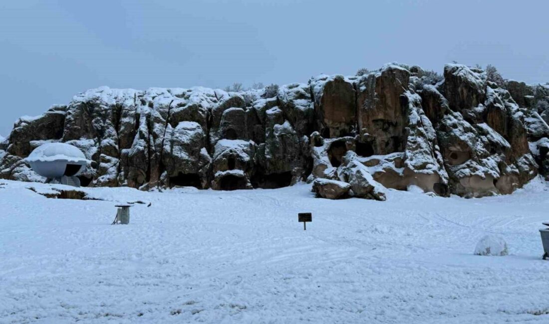 Olumsuz hava koşullarının devam ettiği Afyonkarahisar’ın İhsaniye ilçesinde kar kalınlığı
