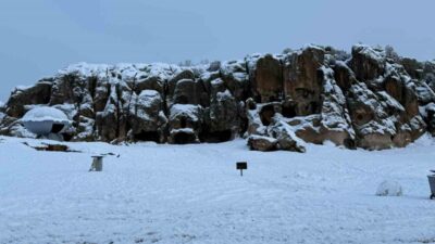 Olumsuz hava koşullarının devam ettiği Afyonkarahisar’ın İhsaniye ilçesinde kar kalınlığı