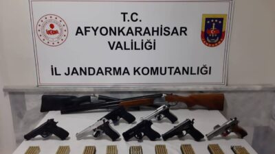 Afyonkarahisar’da jandarma tarafından birçok farklı adrese yapılan baskınlarda ruhsatsız tabanca
