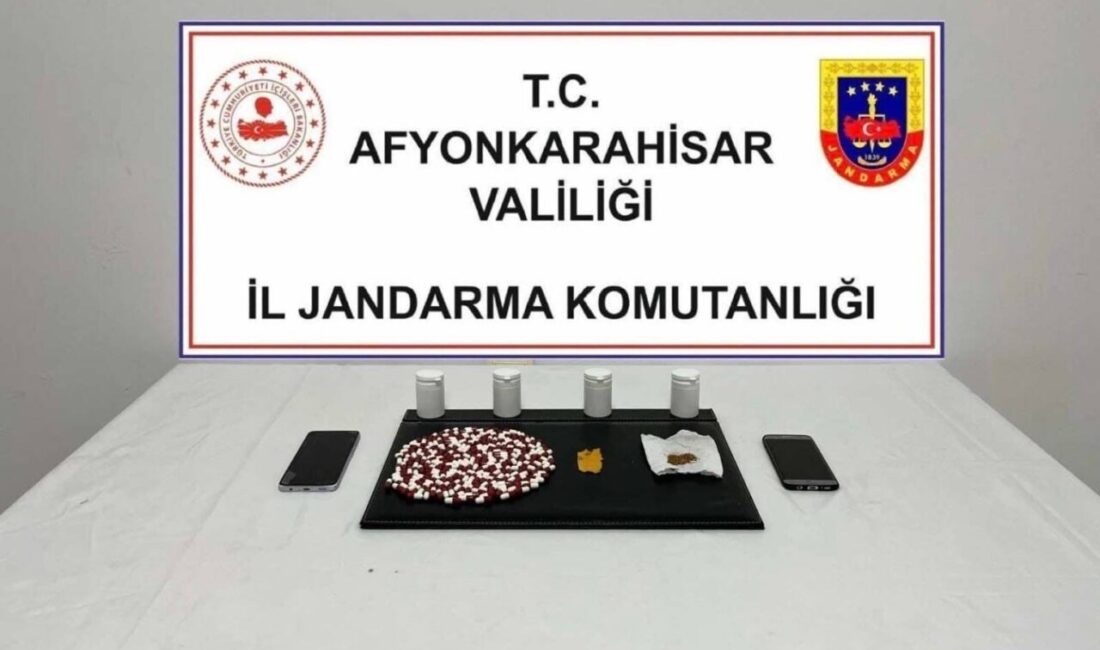 Afyonkarahisar’da jandarma tarafından bir adrese yapılan baskında uyuşturucu haplar ile
