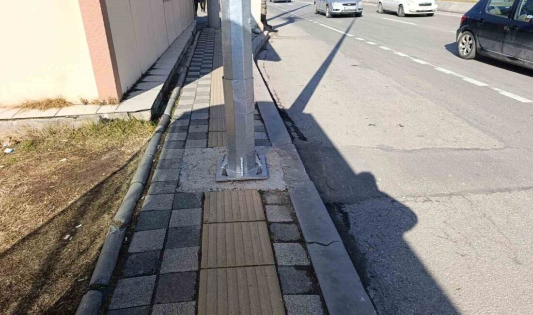 Afyonkarahisar’da kaldırımdaki engelli yolunun üzerine dikilen elektrik direği görenleri hayrete