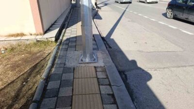 Afyonkarahisar’da kaldırımdaki engelli yolunun üzerine dikilen elektrik direği görenleri hayrete