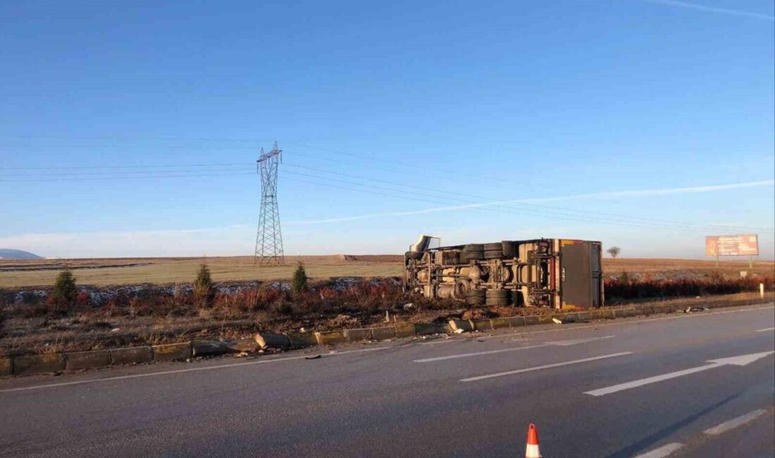 Afyonkarahisar’da meydana gelen trafik kazasında kamyon ile çarpışan otomobilin sürücüsü