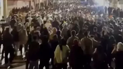 Dün gece başkent Tahran’ın doğusunda toplanan binlerce kişi, bir hükümet