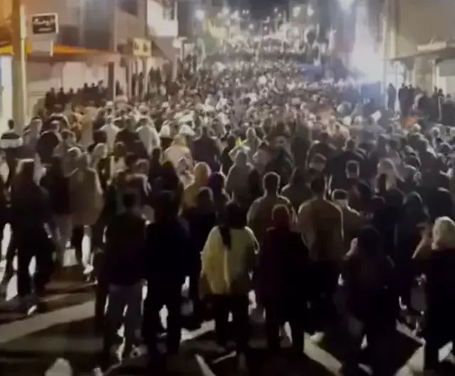 Dün gece başkent Tahran’ın doğusunda toplanan binlerce kişi, bir hükümet