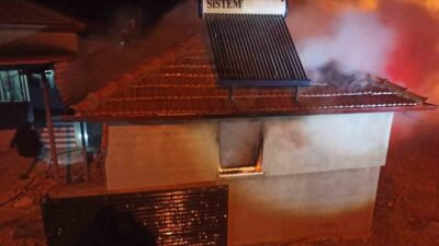 Afyonkarahisar’ın Şuhut ilçesine bağlı İcikli köyünde meydana gelen ev yangını