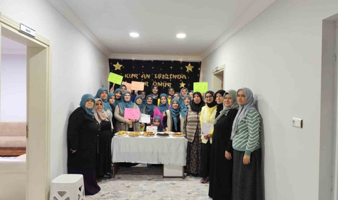Afyonkarahisar’da Kur’an-ı Kerim okumayı öğrenen kadınlar için program gerçekleştirildi. İl