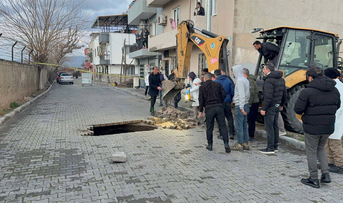 Manisa’nın Turgutlu ilçesinde, yağışların ardından çöken bir yolda insan kafatası ve kemikler bulundu. Akşam