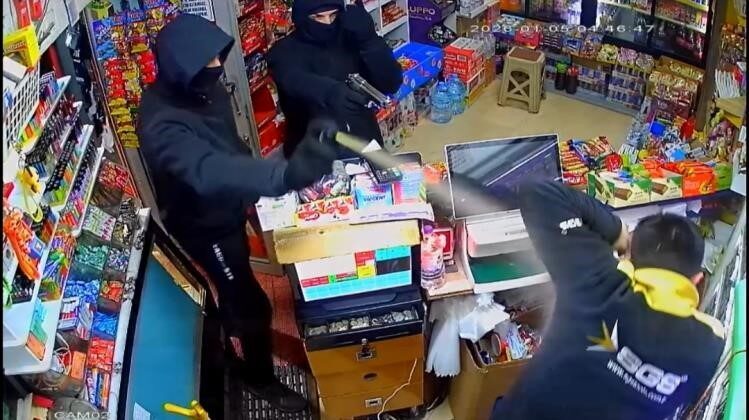 Afyonkarahisar’da girdikleri markette iş yeri sahibini biber gazı ve silah