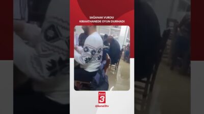 Adana’da Barbaros Mahallesi’ndeki bir kıraathanede, şiddetli sağanak yağışa rağmen vatandaşların