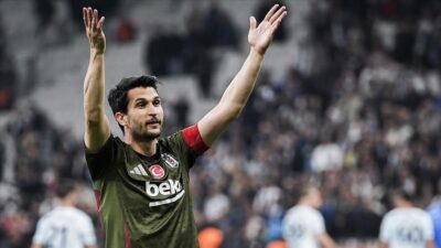 Futbolu sezon sonunda bırakacağını açıklayan Beşiktaş’ın sembol oyuncularından Necip Uysal, siyah-beyazlı