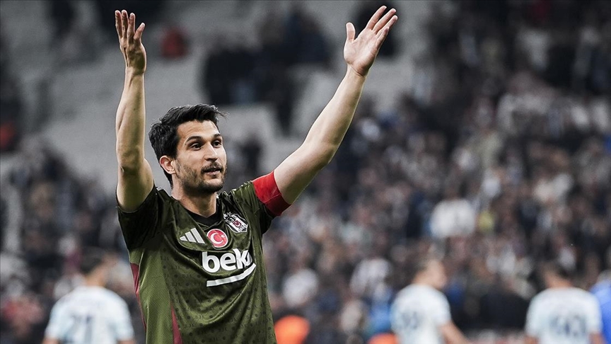 Futbolu sezon sonunda bırakacağını açıklayan Beşiktaş’ın sembol oyuncularından Necip Uysal, siyah-beyazlı