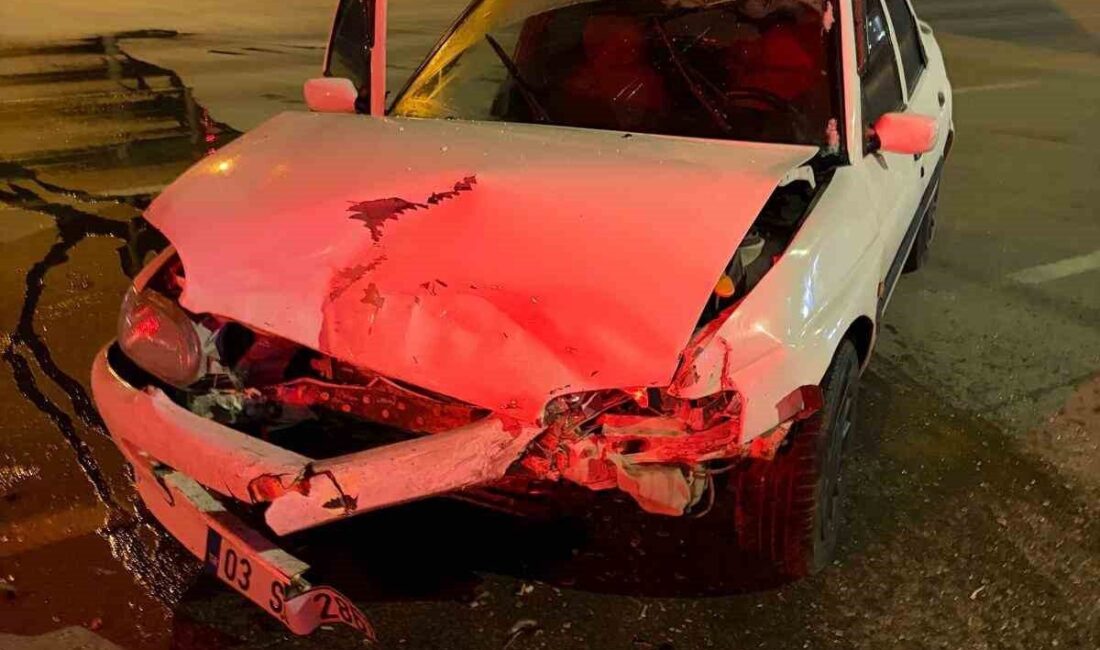 Afyonkarahisar’da iki otomobilin çarpışması sonucu meydana gelen trafik kazasında 4