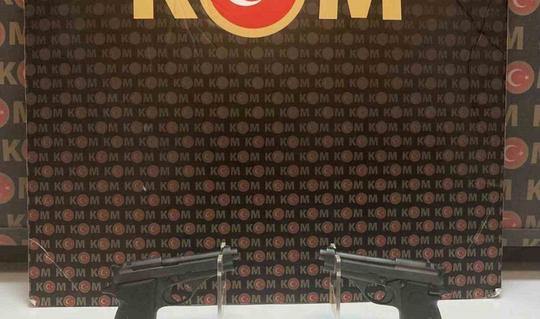 Afyonkarahisar’da polis tarafından şüphe üzerine durdurulan bir araçta ruhsatsız silahlar