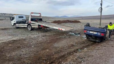 Afyonkarahisar’da takla atarak şarampole devrilen otomobilde biri 14 yaşında çocuk