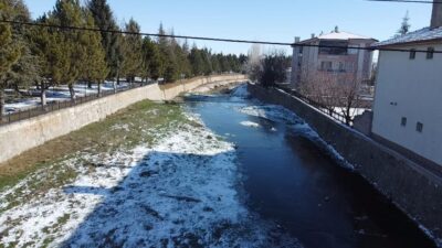 Afyonkarahisar’ın Şuhut ilçesinde etkili olan dondurucu soğuklar hayatı olumsuz etkiledi.