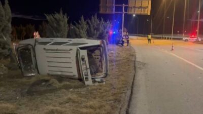 Afyonkarahisar’da tırın çarpması sonucu kontrolden çıkarak şarampole girip devrilen otomobilin