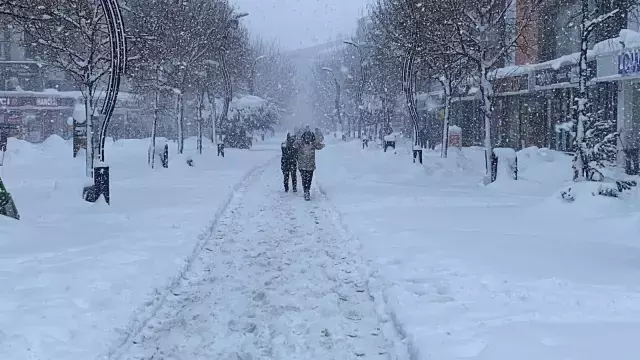 Kar yağışının ardından gökyüzünün açılmasıyla birlikte oluşan şiddetli ayaz, Abant