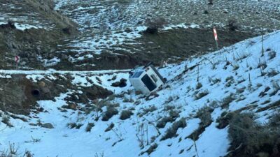 Afyonkarahisar’da uçurumdan yuvarlanan ve bir kayaya çarparak durabilen araçtaki 2