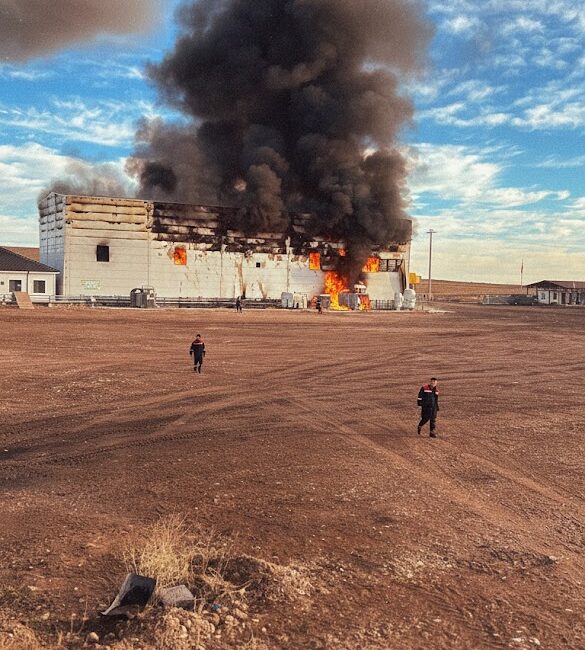 Afyonkarahisar'da bir elektrik üretim tesisinde yangın çıktı. İtfaiye ekiplerinin müdahale