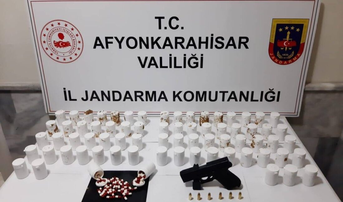 Afyonkarahisar’da Jandarma tarafından gerçekleştirilen operasyonda 3 bin 692 uyuşturucu hap