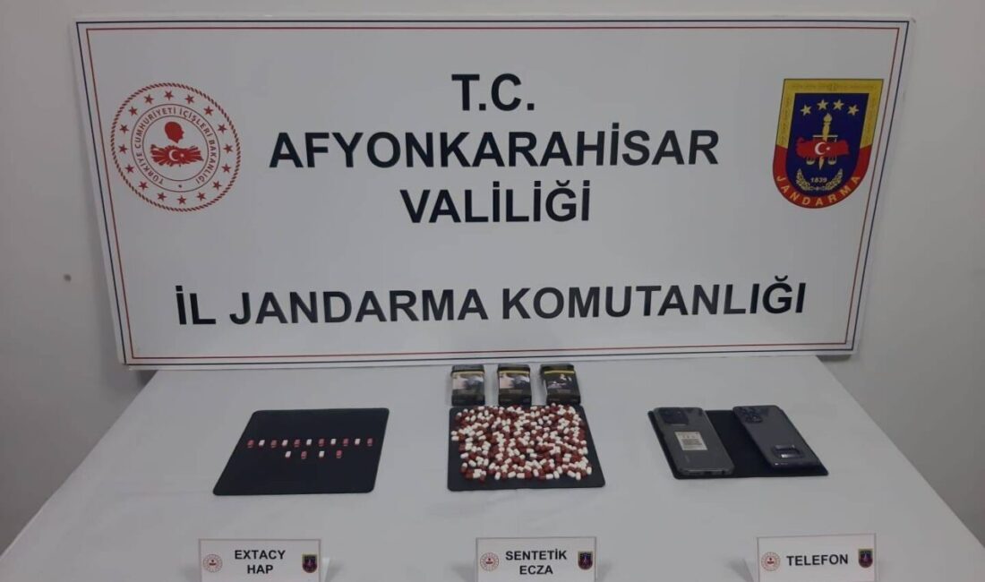 Afyonkarahisar’da Jandarma tarafından gerçekleştirilen operasyonda 181 adet uyuşturucu hapla yakalanan