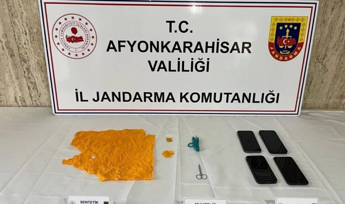 Afyonkarahisar’da Jandarma tarafından gerçekleştirilen operasyonda yaklaşık 6 bin kullanımlık uyuşturucu