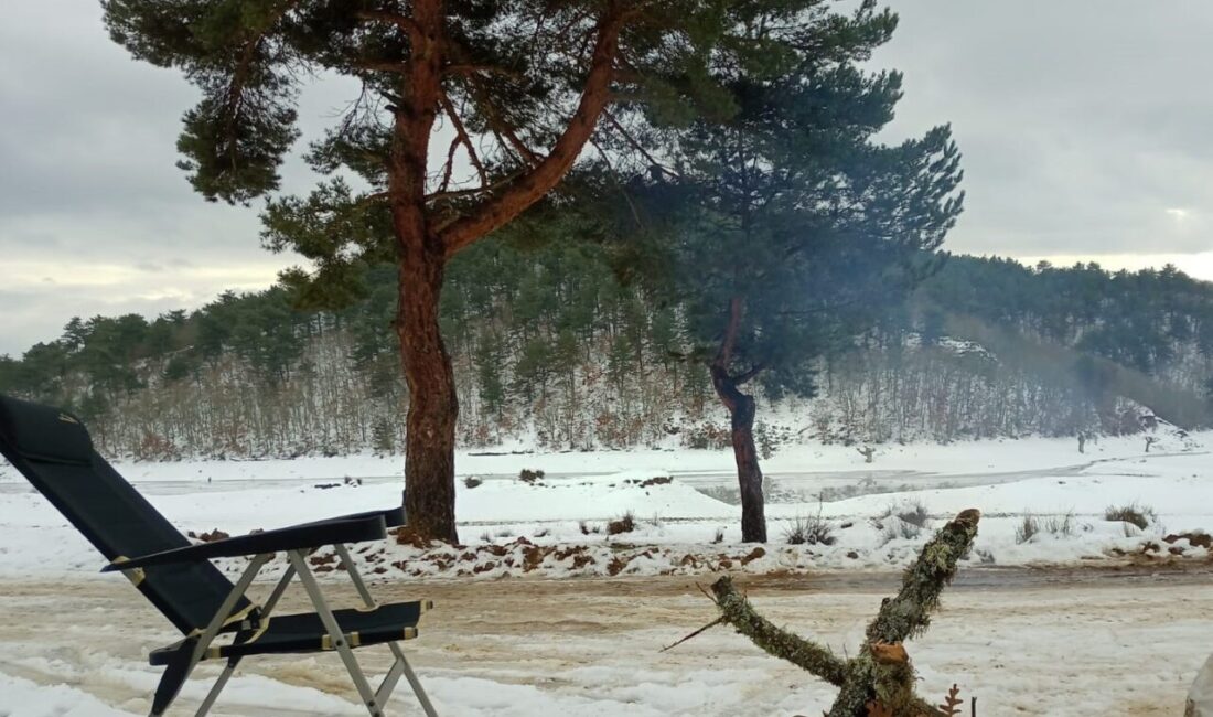 Göledin çevresini saran kar manzarası, ortaya kartpostallık görüntüler çıkarırken, bu
