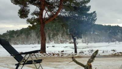 Göledin çevresini saran kar manzarası, ortaya kartpostallık görüntüler çıkarırken, bu