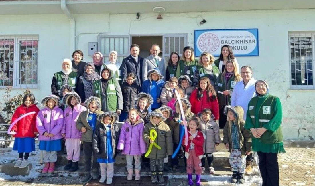 Yeşilay Afyonkarahisar Şubesi Kadın Komisyonu, bağımlılıkla mücadele kapsamında sahadaki çalışmalarına